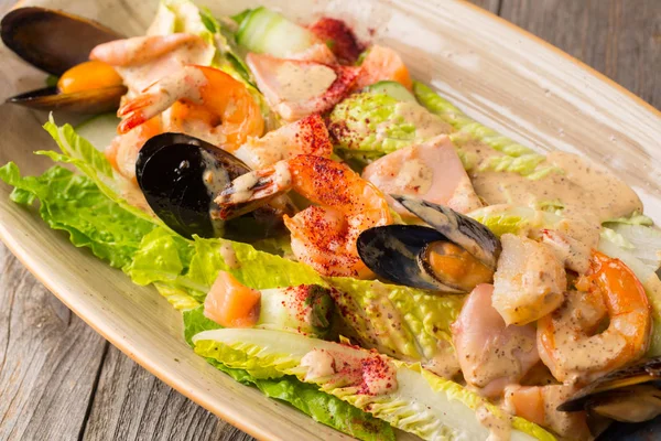 Seafood. Shrimp, mussels and salmon on a plate with salad — Stock Photo, Image