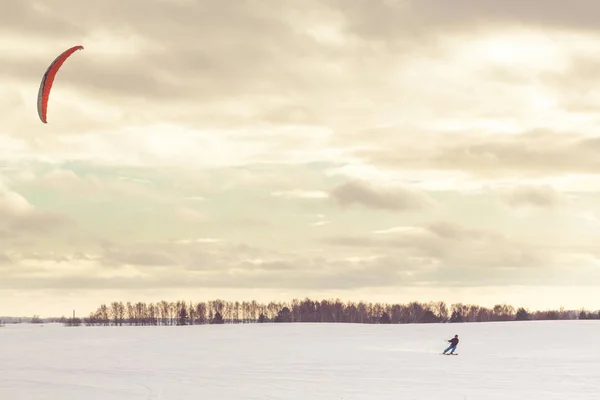 Le skieur va sur le champ de neige avec cerf-volant — Photo