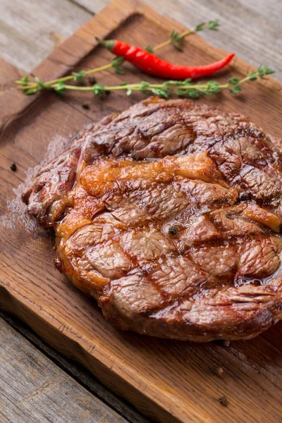 Filete de costilla sobre tabla de madera, primer plano — Foto de Stock