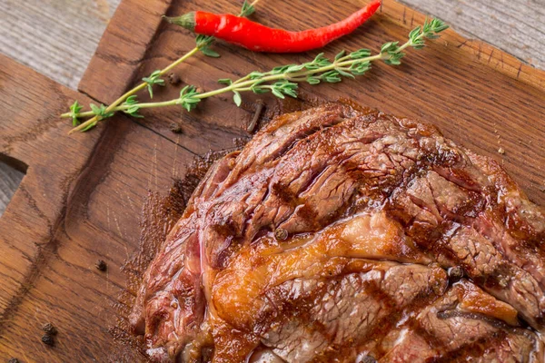 Rib eye steak na dřevěné desce, detailní záběr — Stock fotografie