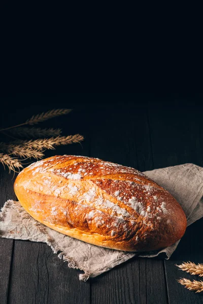 Vekni fehér kenyér textil törölköző fekete fa háttér fénymásoló hely — Stock Fotó