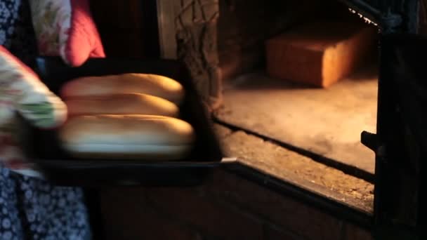 La fille a cuisiné un pain pour chaud dans le four 