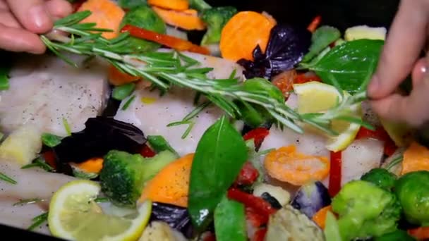 Närbild av kock händer matlagning och förbereder mat, fisk och grönsaker i restaurangkök. — Stockvideo