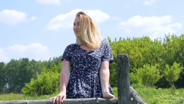 Chica rubia sonriendo en el paisaje de verano. Emoción humana positiva sentimientos de expresión facial — Vídeo de stock