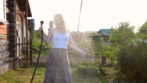 Ragazza sorridente che gioca con acqua . — Video Stock