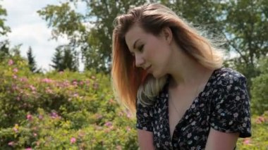 Rüzgar genç bir kadın saç ile çalış