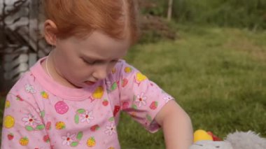 Kız oyuncaklar çimenlerin üzerinde çalış.