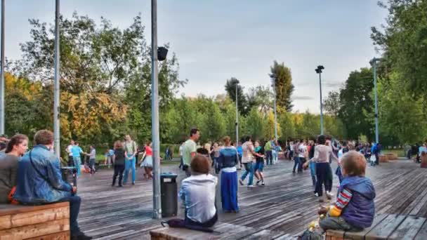 Pista de dança no parque timelapse HDR Filmagem De Stock