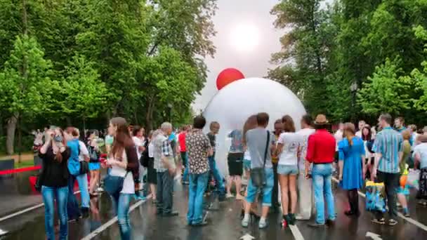 HDR timelapse persone nel parco. all'aperto Video Stock