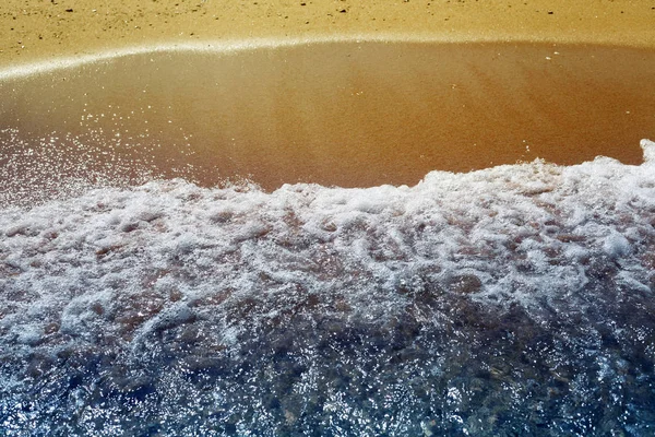 Onda suave en la playa de arena — Foto de Stock