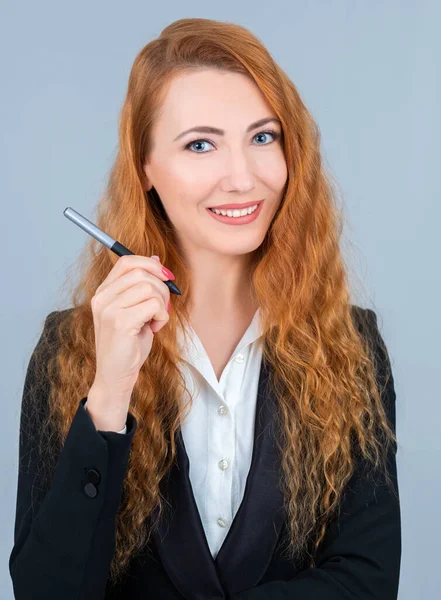 Giovane Rossa Con Una Penna Grafica Mano Isolato Sfondo Grigio — Foto Stock