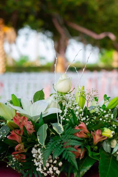 Decoración Ceremonia Boda Con Rosa Lirios Primer Plano Ramo Bodas — Foto de Stock