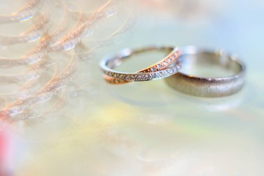 Refleksli iki nikah yüzüğünün yakın çekimi..