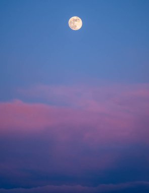 Alacakaranlıkta güzel ay.