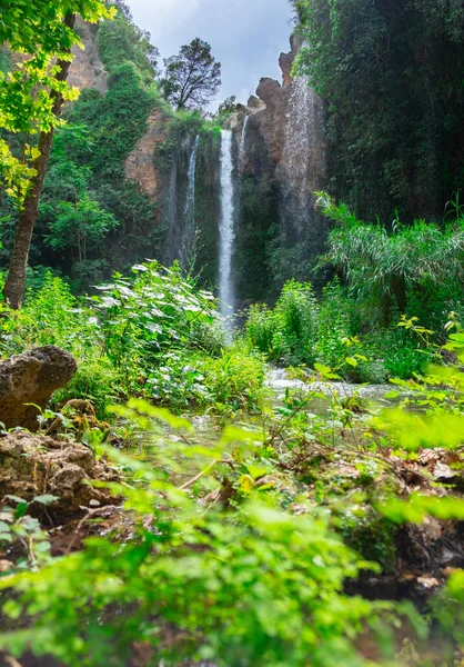 Ormanda büyük, güzel bir şelale.. — Stok fotoğraf