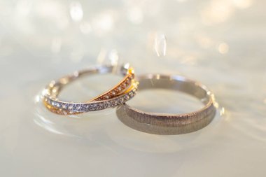 Sudaki iki alyansın yakın plan çekimi..