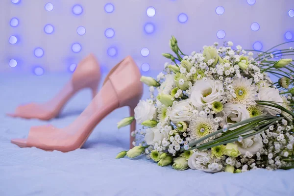 Ramo de bodas con rosas blancas y bellis . — Foto de Stock