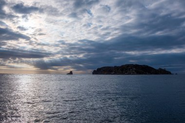 Deniz kenarında güzel bir gün batımı. Güzel doğa arkaplanı.