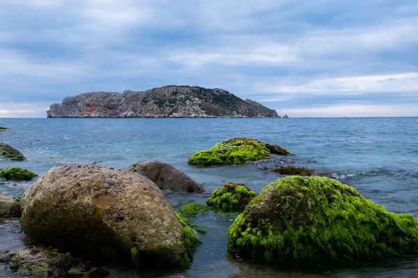 Schöner Himmel und Felsen am Meer. Schöne Natur Hintergrund. — Stockfoto