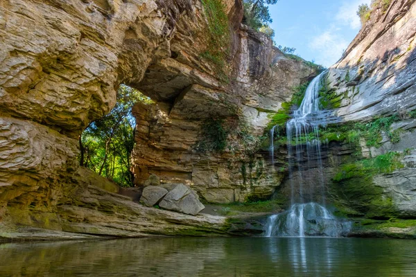 Une grande belle cascade au milieu des rochers. Contexte naturel. — Photo