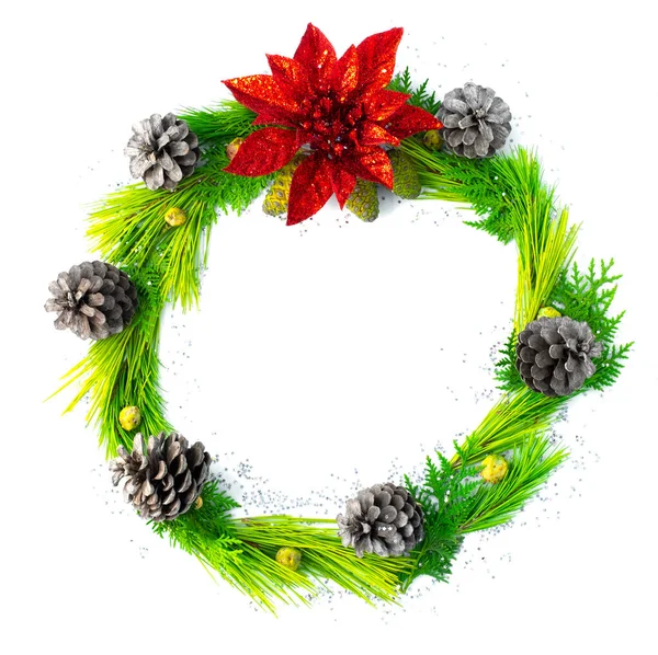 Couronne de Noël avec fleurs rouges et pins sur fond blanc. — Photo