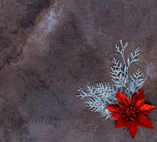 Decoração de Natal com flor vermelha no fundo de mármore. — Fotografia de Stock