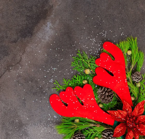 Kerstversiering met rode bloemen en pijnbomen op de achtergrond van marmer. — Stockfoto