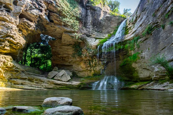 Une grande belle cascade au milieu des rochers. Contexte naturel. — Photo