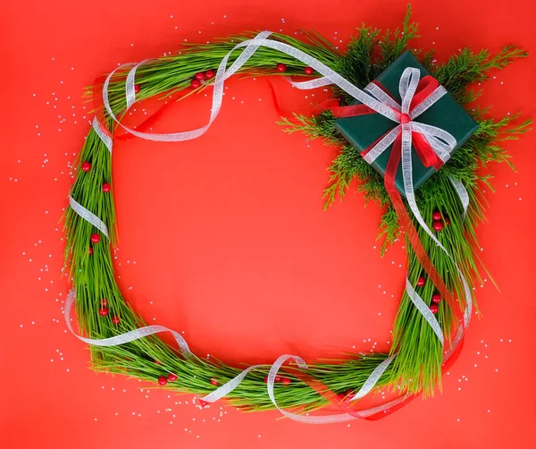 赤の背景にプレゼントと松の木とクリスマスのフレーム. — ストック写真