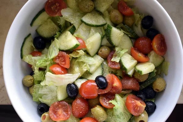 Marul, salatalık, domates ve zeytin Akdeniz salatası