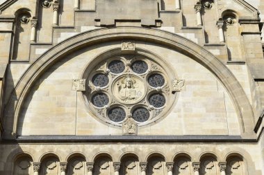 Gül pencere, mimari bir öğe. St Francis Assisi Kilisesi (aka Meksika) detay. Bazilika tarzında Katolik Kilisesi Viyana, Avusturya. 1898 ve 1910 arasında inşa edilmiş.