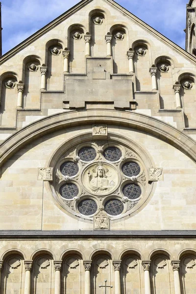 Gül pencere, mimari bir öğe. St Francis Assisi Kilisesi (aka Meksika) detay. Bazilika tarzında Katolik Kilisesi Viyana, Avusturya. 1898 ve 1910 arasında inşa edilmiş.