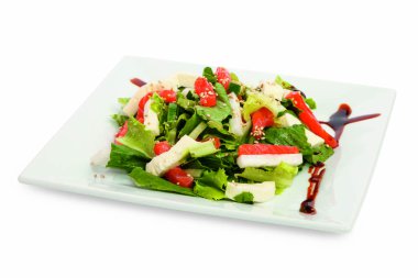 Beyaz bir arka plan üzerinde deniz ürünleri salatası