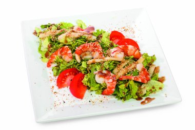 Beyaz bir arka plan üzerinde deniz ürünleri salatası