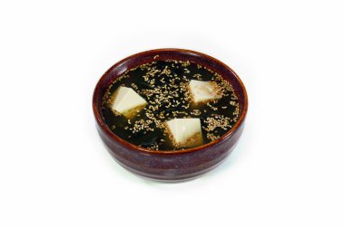 beyaz bir arka plan üzerinde deniz ürünleri çorbası