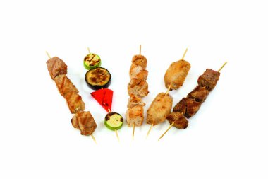 beyaz bir arka plan üzerinde deniz ürünleri ile Barbekü