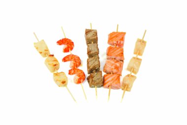 beyaz bir arka plan üzerinde deniz ürünleri ile Barbekü