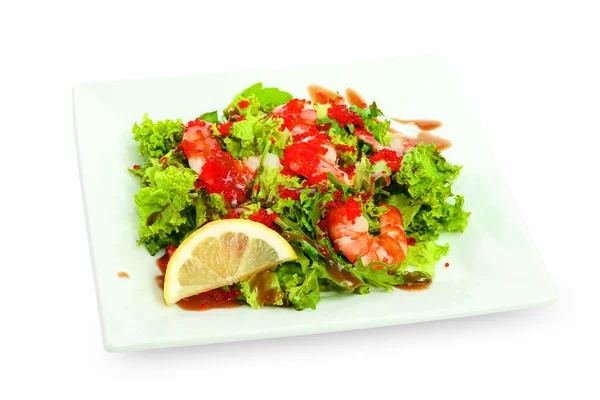 Beyaz bir arka plan üzerinde deniz ürünleri salatası
