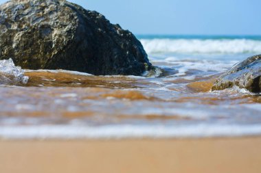 dalgalar plaj rüzgar taşlar