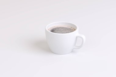 beyaz bir arka plan üzerinde güçlü kahve
