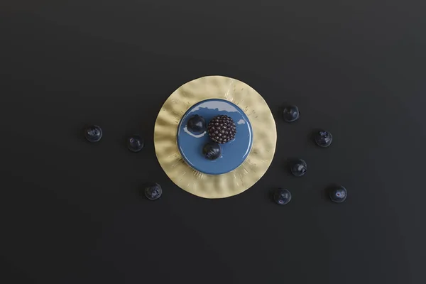 Berry Muffin Met Bramen Een Zwarte Achtergrond — Stockfoto
