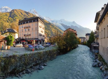 Gün batımında Chamonix-Mont-Blanc köyünde Alpler manzarası