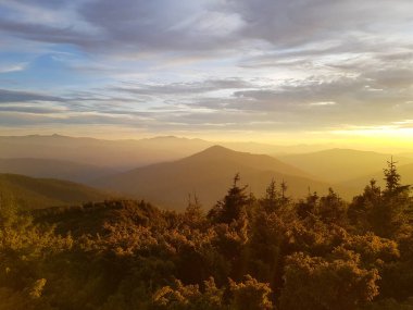 Gün batımında Ukrayna dağlarının manzarası, tebrik kartı veya bayrak