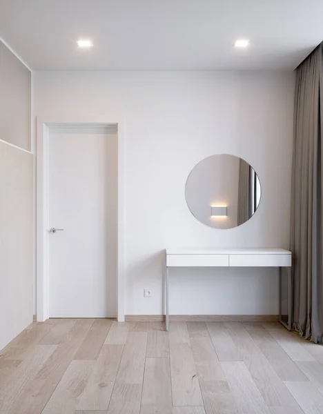 Parlak Bir Yatak Odası Tuvalet Masası Yuvarlak Ayna Duvar Kağıdı — Stok fotoğraf