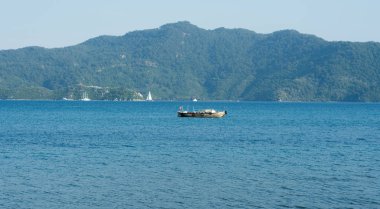 Deniz manzarası ve dağlar