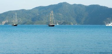 Deniz manzarası ve dağlar