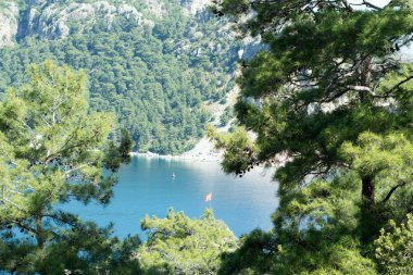 Deniz manzarası ve dağlar