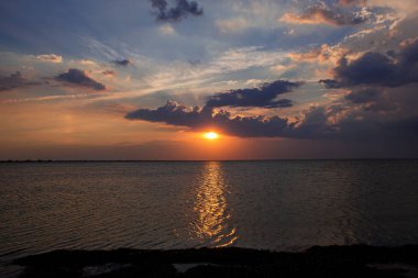 Günbatımı - yıldızın üst kenarının ortadan kalkması an