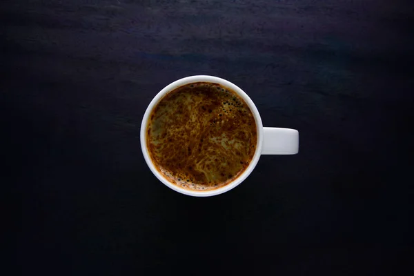 Kaffee Weißer Tasse Auf Schwarzem Holztischhintergrund Schwarzer Kaffee Weißer Tasse — Stockfoto