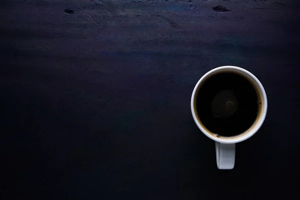 白杯咖啡 黑色木制桌子背景 黑色咖啡 白色杯子 灰色木制桌子 俯瞰全景 — 图库照片